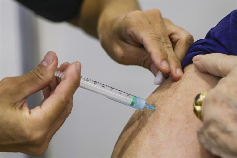 Curitiba bate recorde de vacinação e segue com 2ª dose nesta segunda-feira