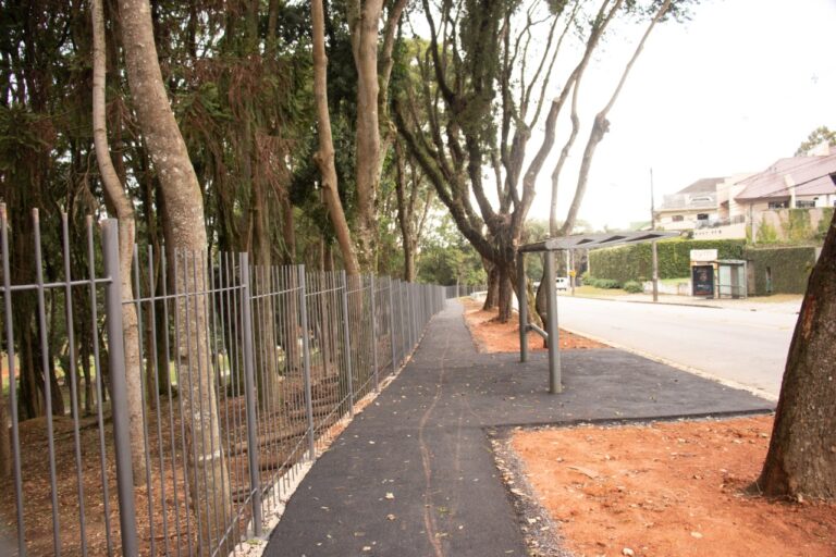 Finalizada a calçada ao lado do Parque São Lourenço