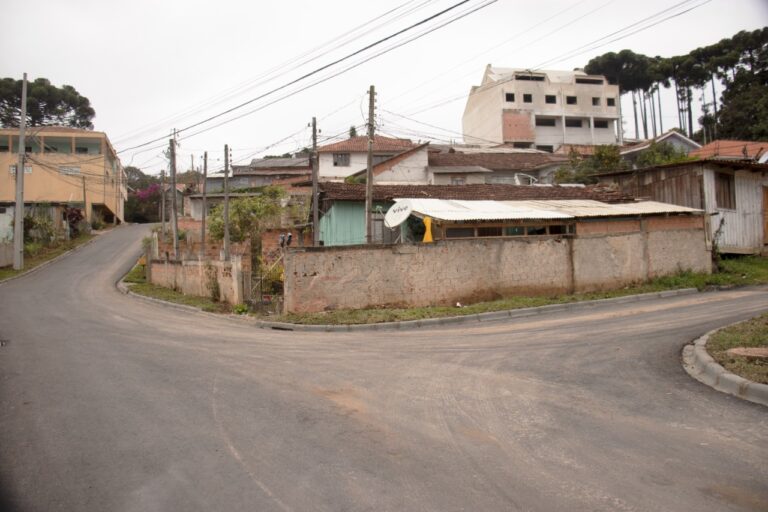 Rua Veronica Mickosz Bodzinski recebe implantação de asfalto