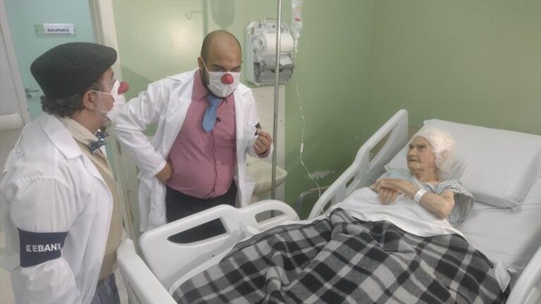 Afastados pela pandemia, palhaços voltam a levar alegria a pacientes