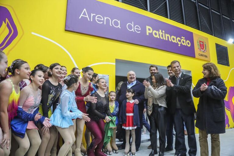 Greca entrega primeira arena coberta pública para patinação artística