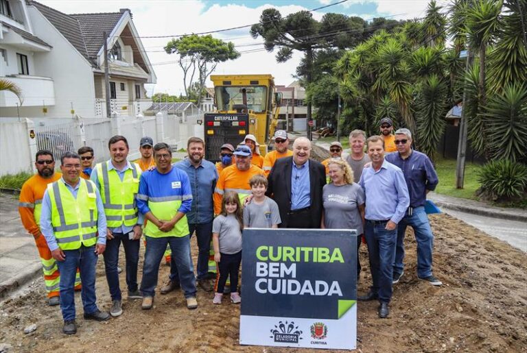 Greca lança nova etapa do programa Asfalto Novo, no Pilarzinho, para alcançar mais 81 km de ruas em 41 bairros de Curitiba