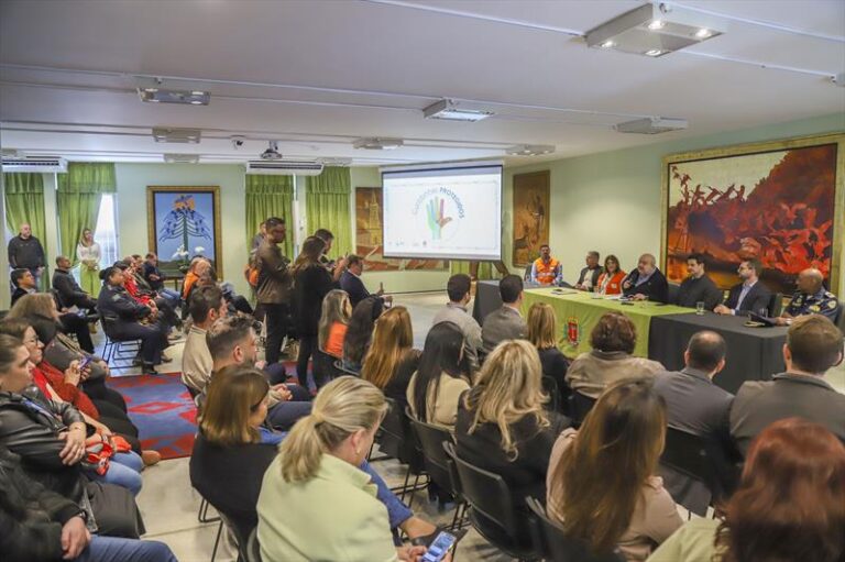 Pacote de ações lançado pelo prefeito de Curitiba reforça segurança em escolas e CMEIs