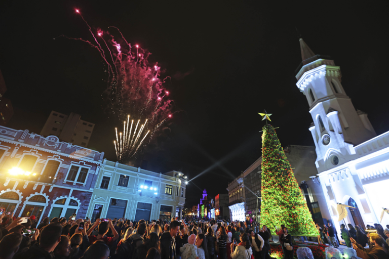 Natal de Curitiba 2024 começa nesta sexta-feira com espetáculo no Largo da Ordem e luzes por toda a cidade