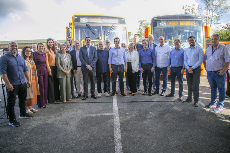 Prefeito entrega 45 novos ônibus para atender 13 linhas do transporte de Curitiba; veja quais
