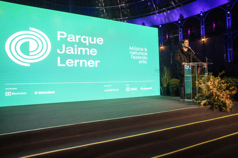 Em noite de festa, prefeito Eduardo Pimentel anuncia que Curitiba terá escultura de Jaime Lerner em plena Rua XV
