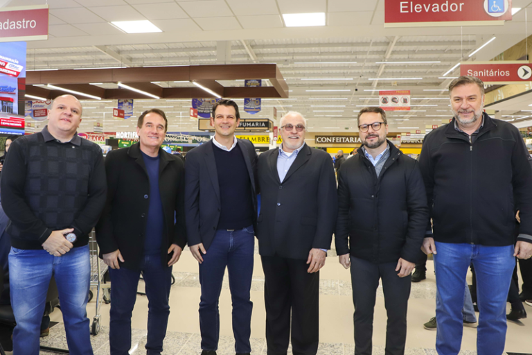 Prefeito Eduardo Pimentel prestigia inauguração da nova loja do Condor na Barreirinha