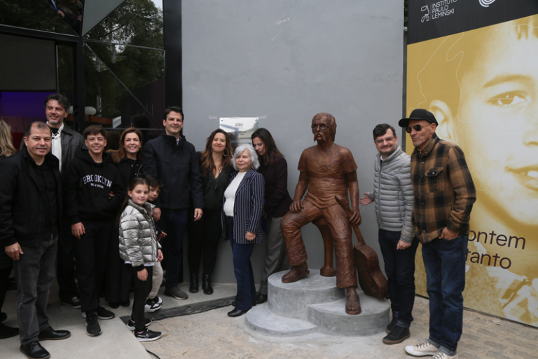 Escultura de Paulo Leminski na Rua da Música reforça o legado cultural de Curitiba