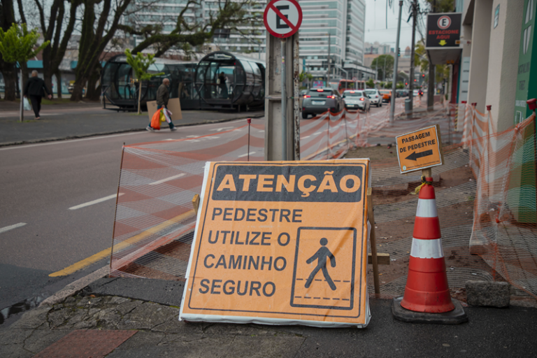 Pedestres devem redobrar a atenção na região da Rodoferroviária durante obra do BRT Leste/Oeste