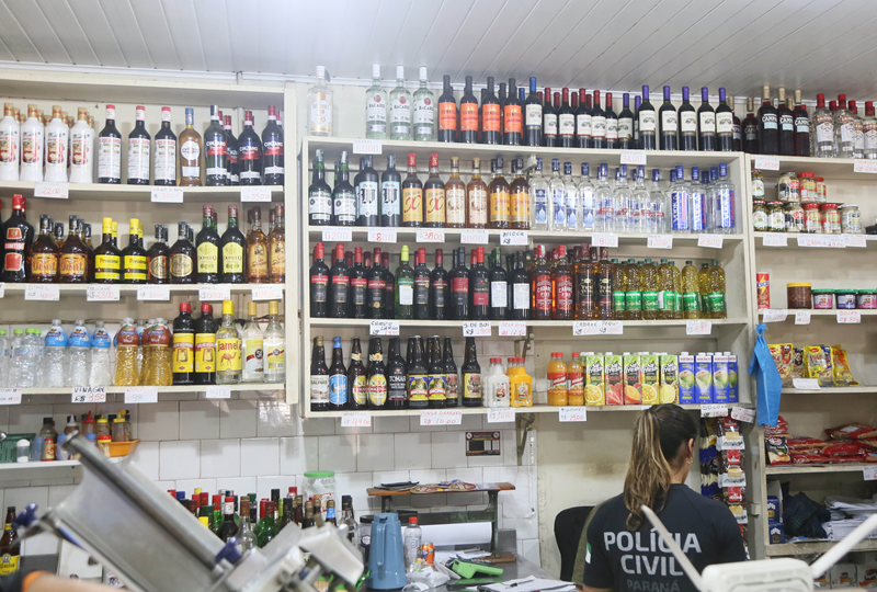 Equipes da Vigilância Sanitária de Curitiba integraram a operação conjunta com a Polícia Civil e Científica na tarde deste sábado, (4/10), para fiscalizar um estabelecimento suspeito de comercializar bebidas alcoólicas adulteradas. Curitiba, 04/10/2025. Foto: Valquir Kiu Aureliano