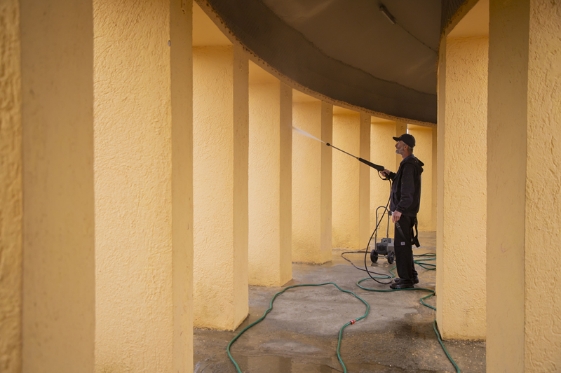Equipes contratadas pela Secretaria Municipal do Meio Ambiente fazem a limpeza e a pintura do belvedere do Parque Tanguá. Curitiba, 28/10/2025. Foto: Isabella Mayer/SECOM