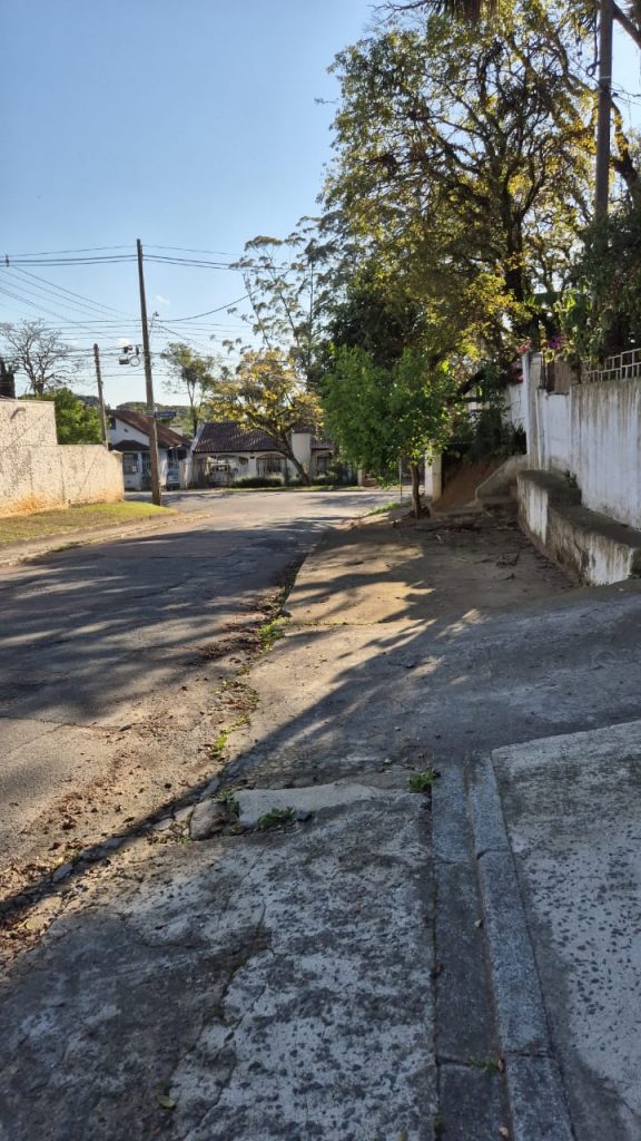 Moradores do Abranches Pedem Revitalização e Lombada em Ruas Utilizadas como Desvio