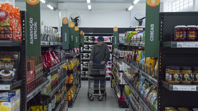 Todas as pessoas a partir dos 60 anos agora podem comprar nos Armazéns da Família sem precisar de cadastro