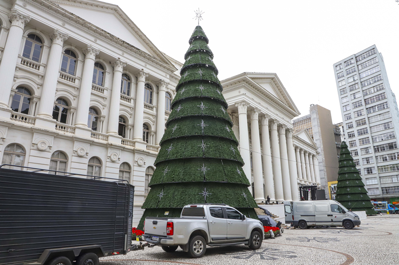 As decorações de Natal começam a transformar a Praça Santos Andrade, trazendo luz, cores e clima festivo para o início das celebrações na cidade. Curitiba, 23/11/2025. Foto: Hully Paiva/SECOM