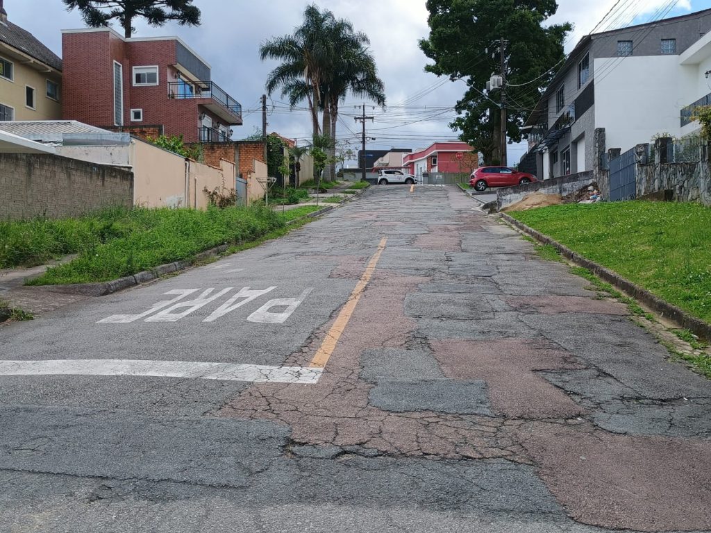 Moradores pedem revitalização urgente da Rua Catharina Prodlik, no Abranches