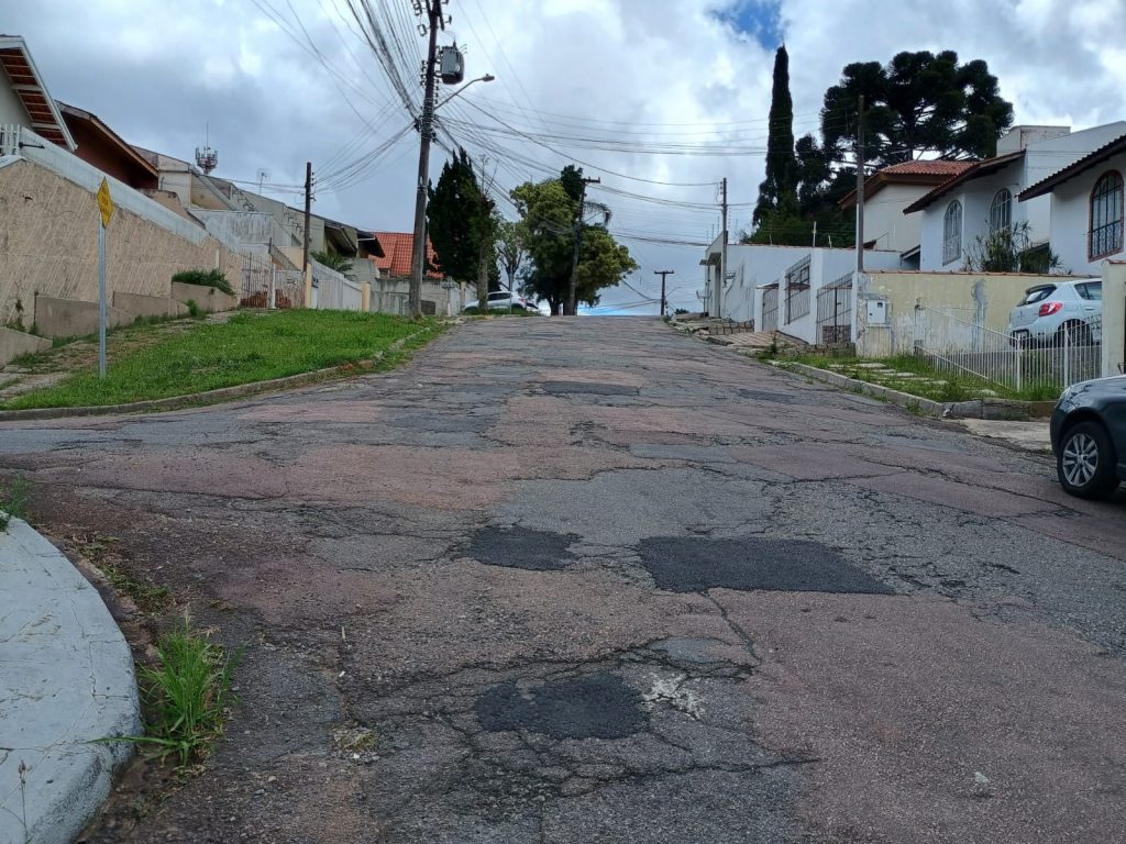 Moradores cobram revitalização da Rua Dr. Rubem Fleury da Rocha, no Abranches