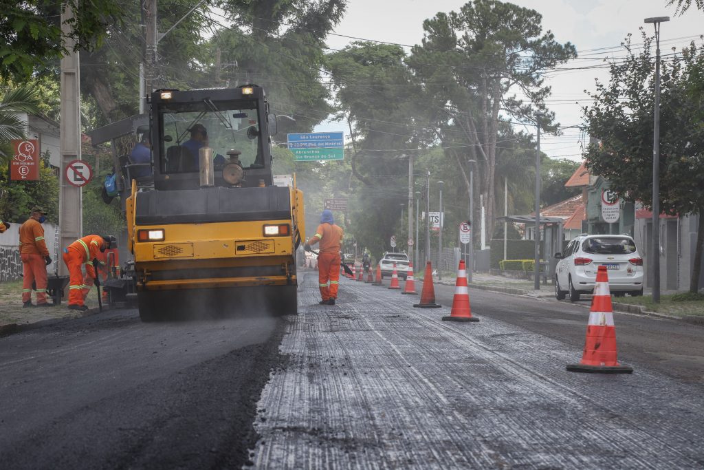 Recuperação do asfalto na Rua Mateus Leme. Curitiba, 07/01/2026. Foto: Ricardo Marajó/SECOM