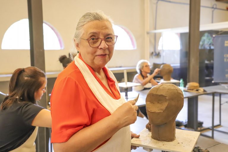 Aposentadas do Programa Vida Nova participam de curso de anatomia humana em argila no Memorial Paranista