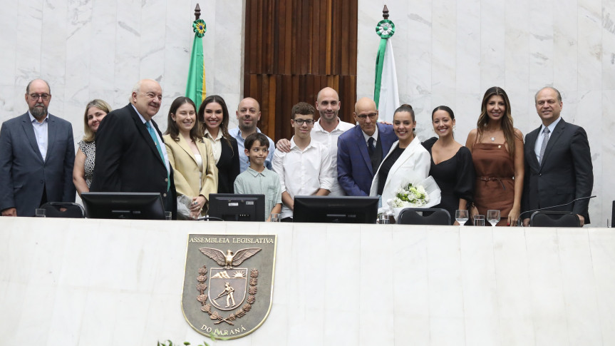 Solenidade ocorreu no Plenário da Assembleia Legislativa, na noite desta segunda-feira (8). Créditos: Orlando Kissner/Alep