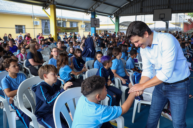 Prefeito recebe estudantes na volta às aulas, dia de reencontros e orientações sobre trânsito e dengue
