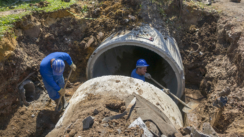 Bloqueio parcial na Toaldo Túlio altera trânsito no São Braz para serviços de drenagem.