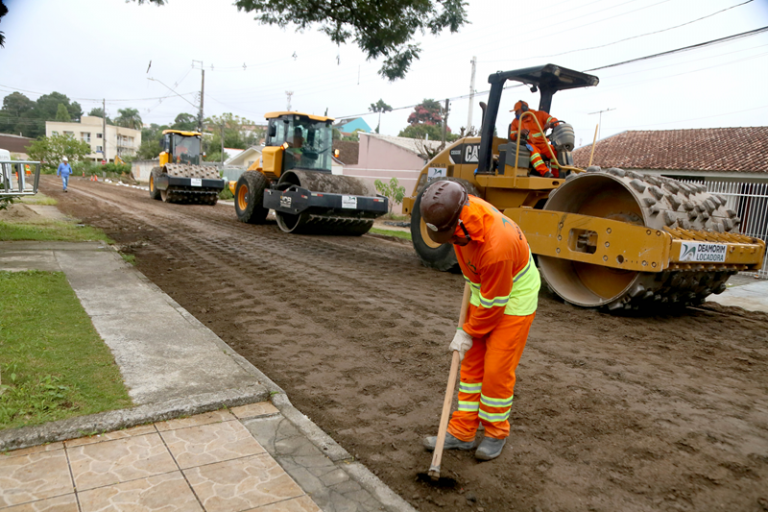 Prefeitura recicla asfalto em seis ruas e melhora malha viária do Santa Cândida