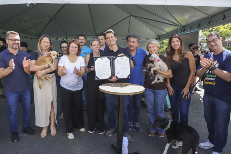 Lei Lili determina que cães de qualquer porte sejam conduzidos com coleira e guia em espaços públicos