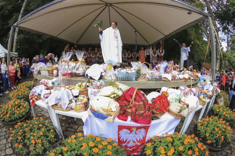 Bênção dos alimentos reúne famílias e mantém viva tradição eslava em Curitiba