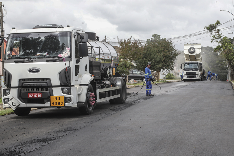 Obras de pavimentação na Rua Aboud Khalil, no bairro Santa Felicidade. Curitiba