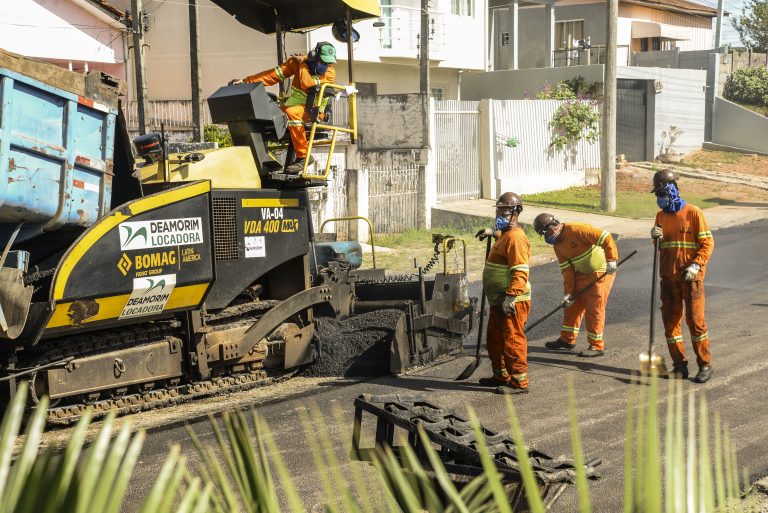 Ruas do Abranches e Barreirinha recebem 2,5 km de obras para recuperação do asfalto
