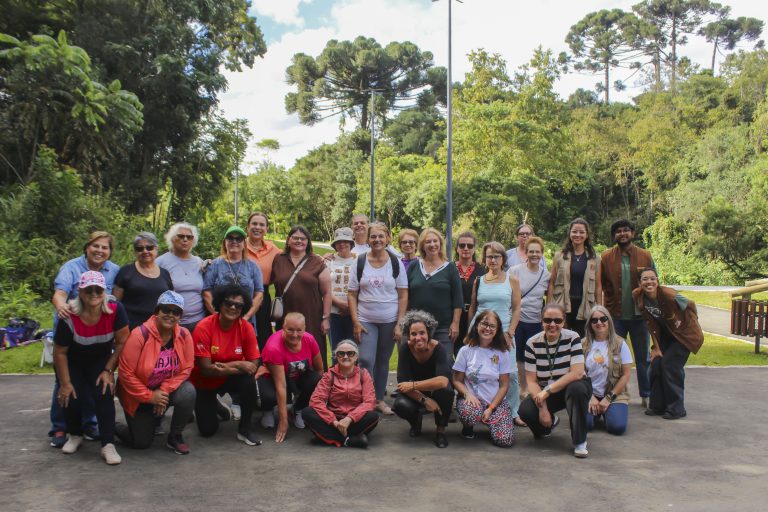 Em dia de sol, aposentadas da Prefeitura de Curitiba conhecem o caminho das águas do Parque Papa Francisco