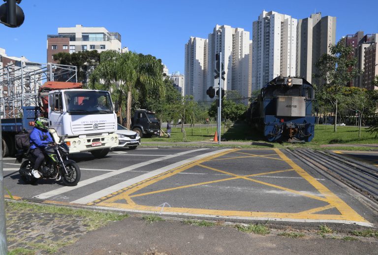 Manutenção da linha férrea no Barrerinha provoca bloqueio parcial