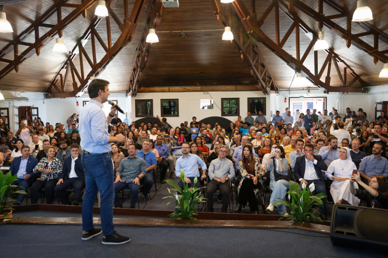 Dia do Líder Comunitário é celebrado com obra de arte coletiva, homenagem e palestra motivacional em Curitiba