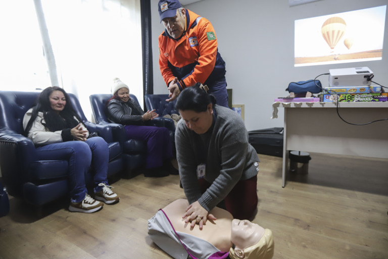Defesa Civil capacita voluntários do Rotary Club Ópera de Arame em primeiros socorros