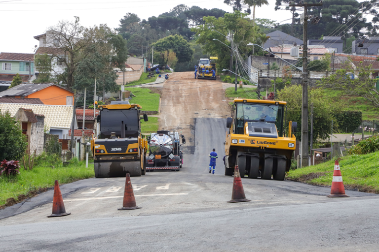 Remendos dão lugar para o asfalto novo em ruas do Barreirinha